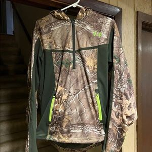 Under armour pull over jacket. Early season. Size medium. Worn a few times.